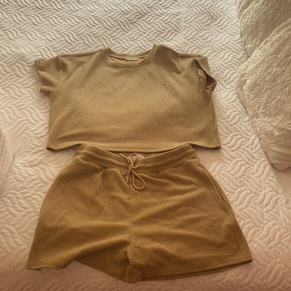 Adorable brown crop tee and short set!